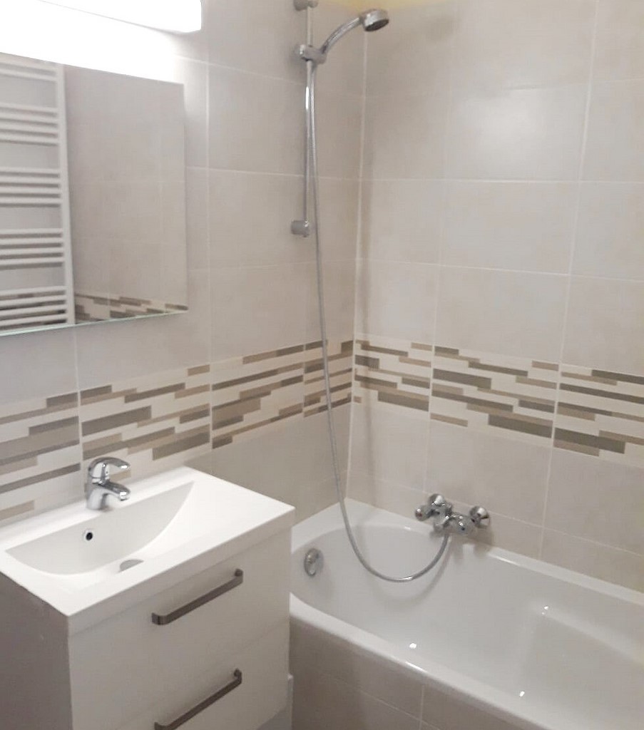 La salle de bain de l'appartement Bonzel 1, à La Panne