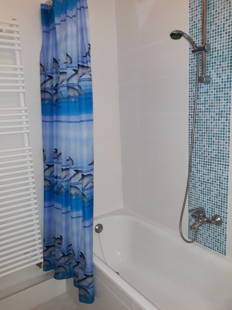 La salle de bain, côté lavabo de l'appartement Bonzel 5, à La Panne