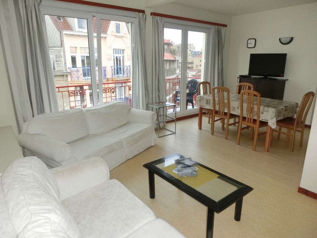 Le séjour de Sloepen 5, ouvert sur le balcon