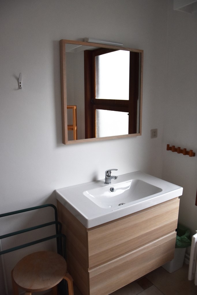La salle de bain, côté lavabo de l'appartement Zeekruis 2, à La Panne