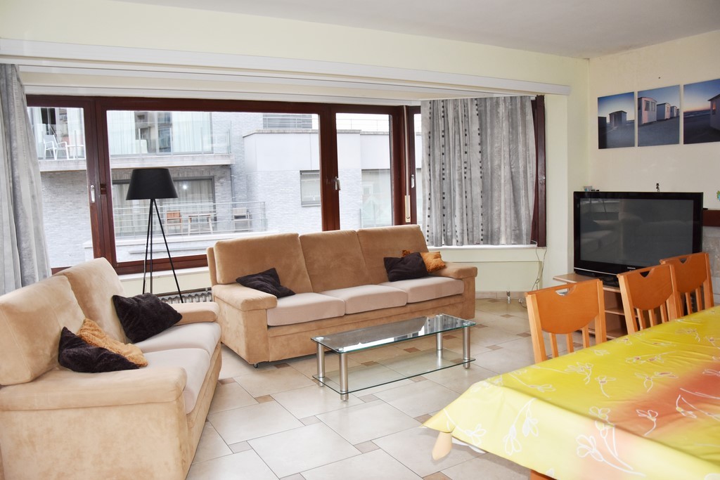 Le salon de l'appartement Zeekruis 2, à La Panne
