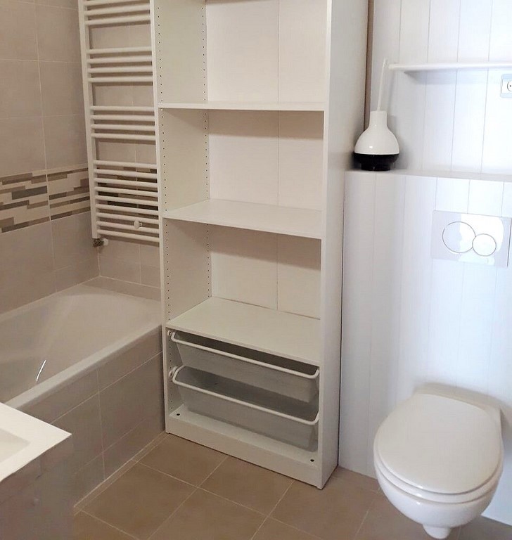 Toilettes Bonzel 1 baignoire appartement De Panne