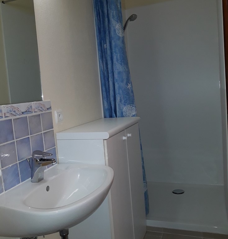Salle de bain Bonzel 2 appartement avec douche à La Panne