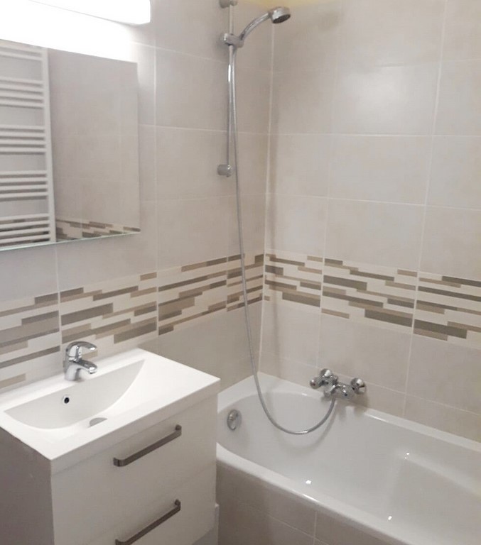 Salle de bain Bonzel 1 aappartement avec baignoire La Panne